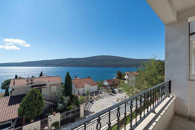 Spacious and bright apartments with panoramic sea views — photo 14